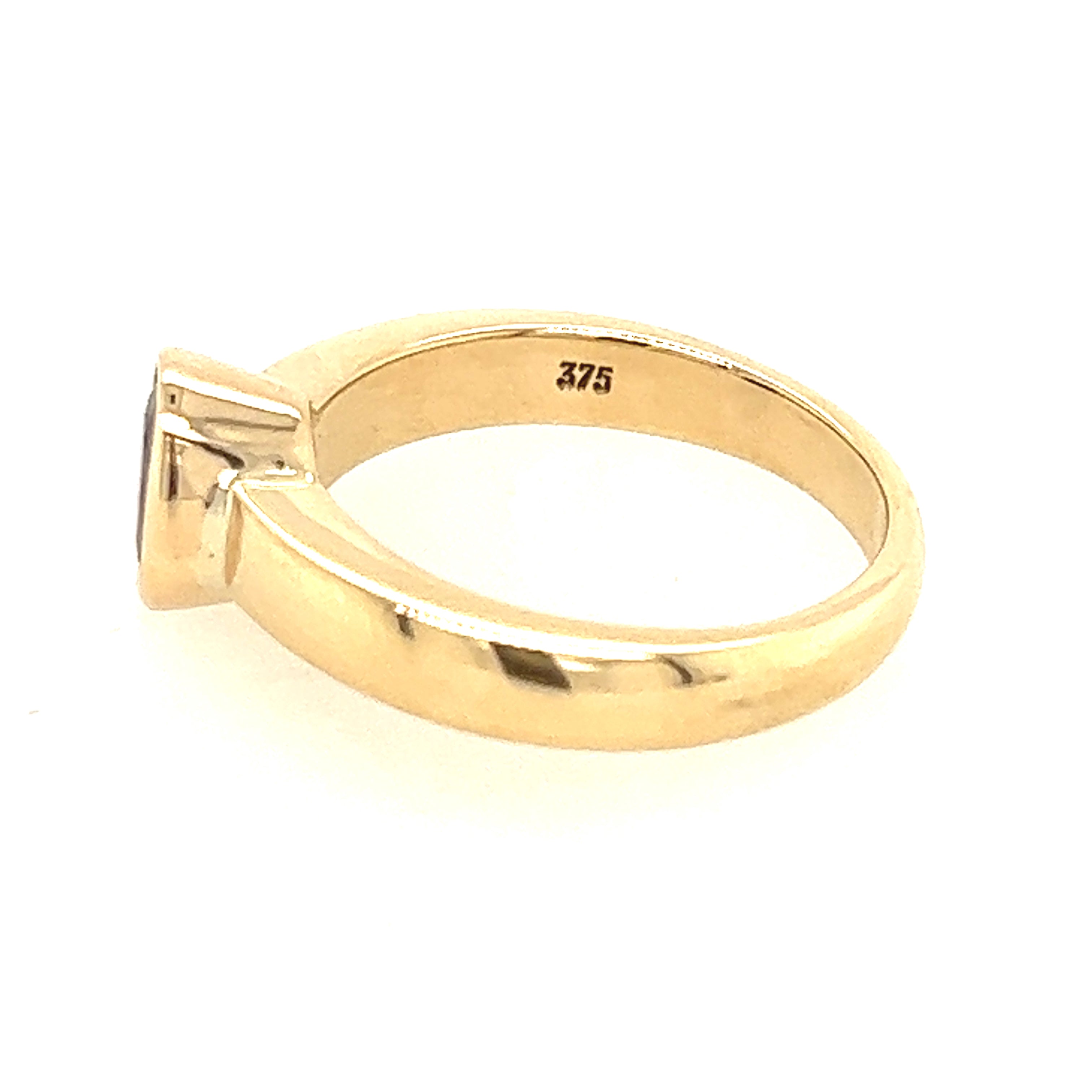 Stunning Yellow Gold Sapphire Ring